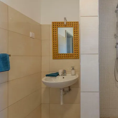 Gasthof Lavander 3 Private With Bathroom And Balcony Pula