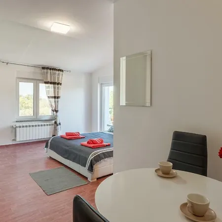 Lavander 3 Private With Bathroom And Balcony 2* Pula