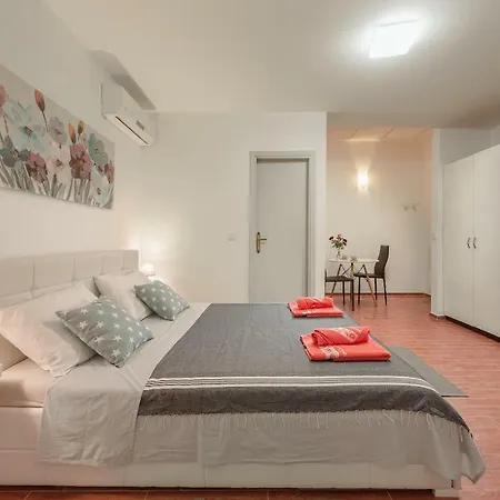 Lavander 3 Private With Bathroom And Balcony Gasthof Pula