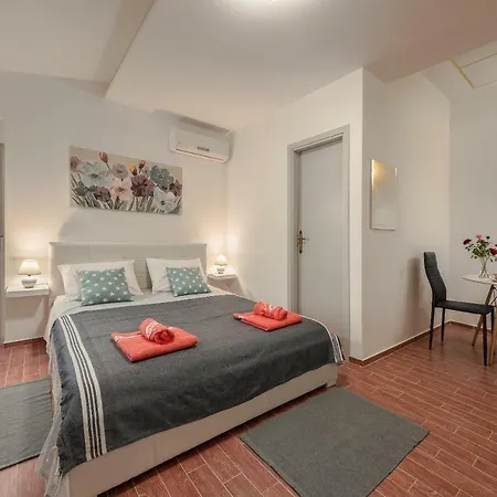 Gasthof Lavander 3 Private With Bathroom And Balcony Pula