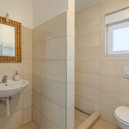 Lavander 3 Private With Bathroom And Balcony Pula